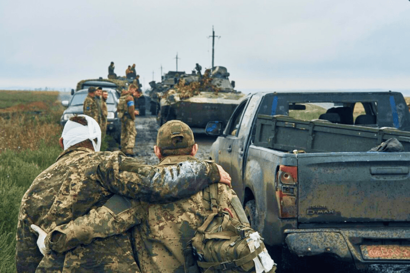 Ukrainian servicemen on the road to Izium.